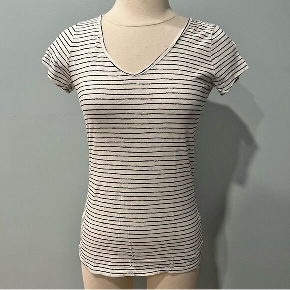 NWT Hollister Must Have Collection Navy & White Stripe V-Neck T-Shirt Sz Medium - Picture 1 of 5